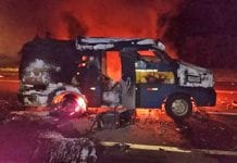 Assaltantes explodem carro-forte após intensa troca de tiros