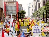 Mais de 20 mil contra a crise na avenida Paulista