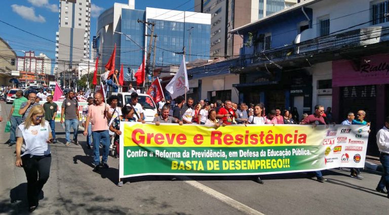 ATOS PROTESTAM CONTRA FIM DA APOSENTADORIA