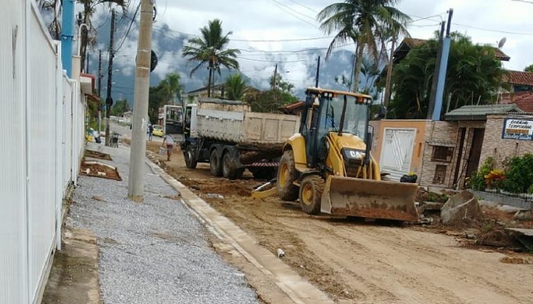 RUA DE ACESSO À COLÔNIA 2 RECEBE PAVIMENTAÇÃO